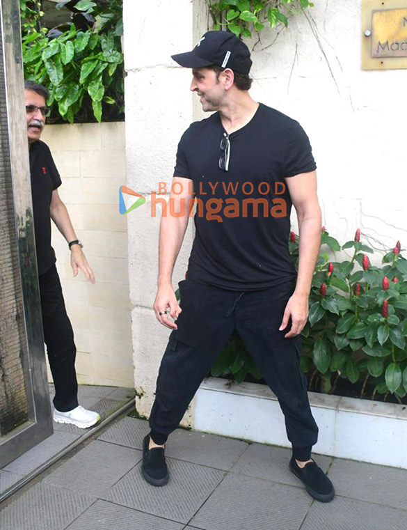 photos hrithik roshan spotted outside dental clinic in bandra 5
