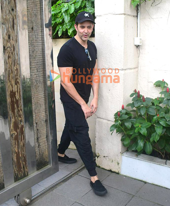 photos hrithik roshan spotted outside dental clinic in bandra 6