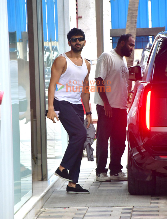 photos kartik aaryan snapped at t series office in andheri 1 4