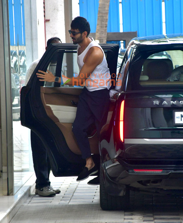 photos kartik aaryan snapped at t series office in andheri 4 4