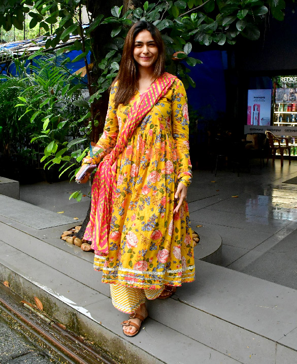Photos: Mrunal Thakur snapped in Andheri Photos: Mrunal Thakur snapped in Andheri