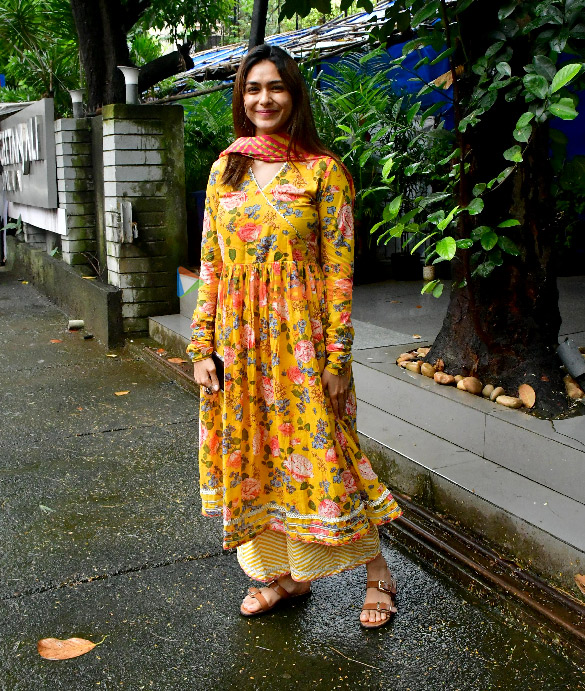 photos mrunal thakur snapped in andheri 6 2