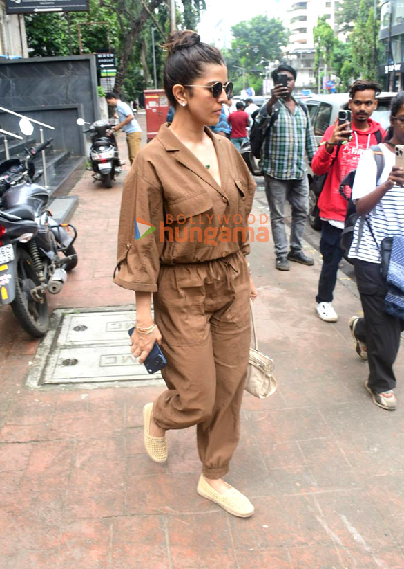 photos nimrat kaur snapped outside a store in khar 5