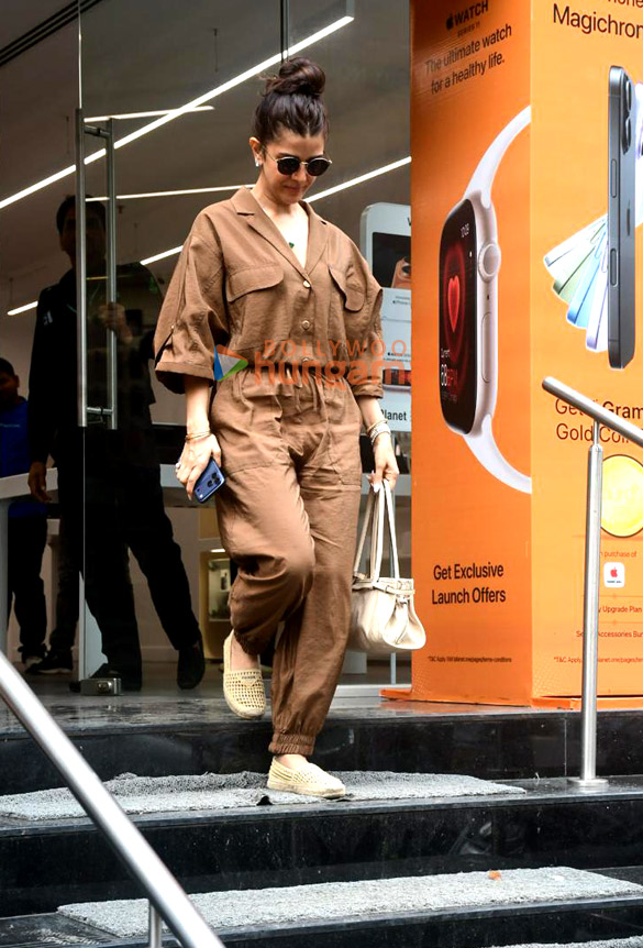 photos nimrat kaur snapped outside a store in khar 6