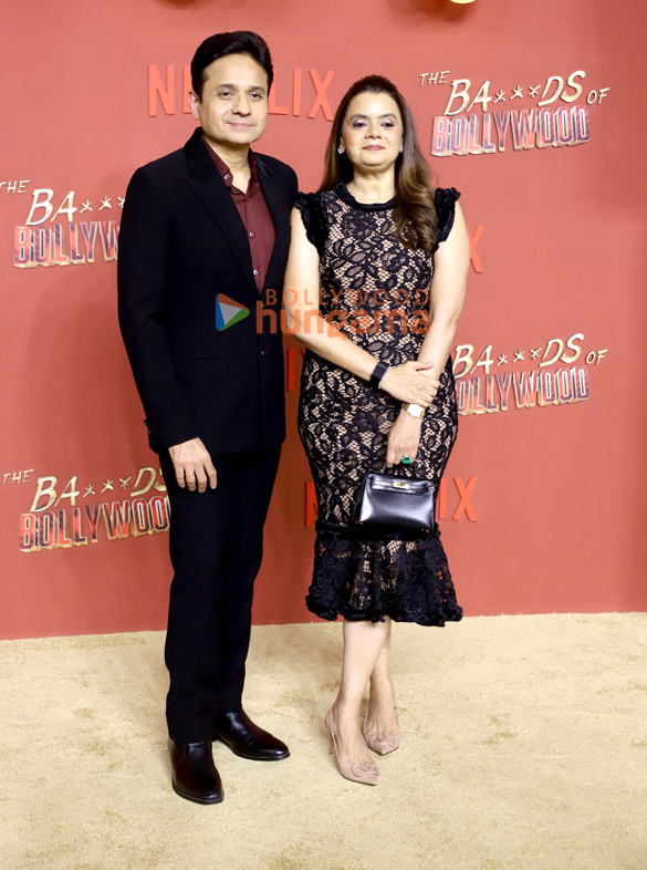 photos shah rukh khan kajol aryan khan ajay devgn sahher bambba shashank khaitan and others grace the premiere of the bads of bollywood 1123 30 657