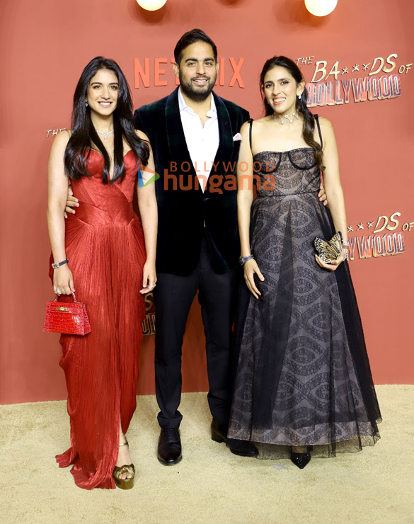 photos shah rukh khan kajol aryan khan ajay devgn sahher bambba shashank khaitan and others grace the premiere of the bads of bollywood 1123 35 657