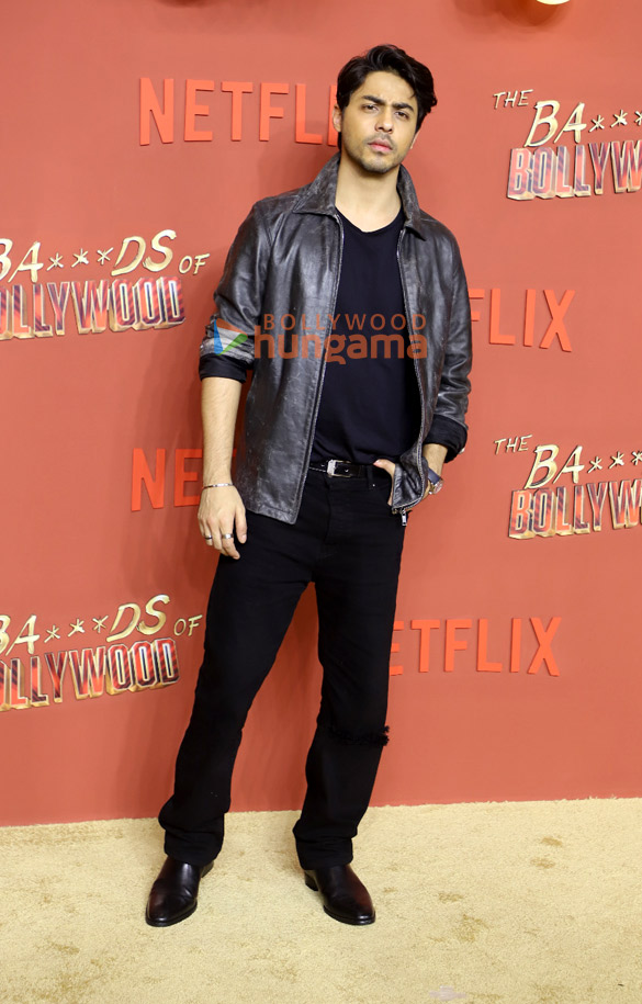photos shah rukh khan kajol aryan khan ajay devgn sahher bambba shashank khaitan and others grace the premiere of the bads of bollywood 1123 4 657