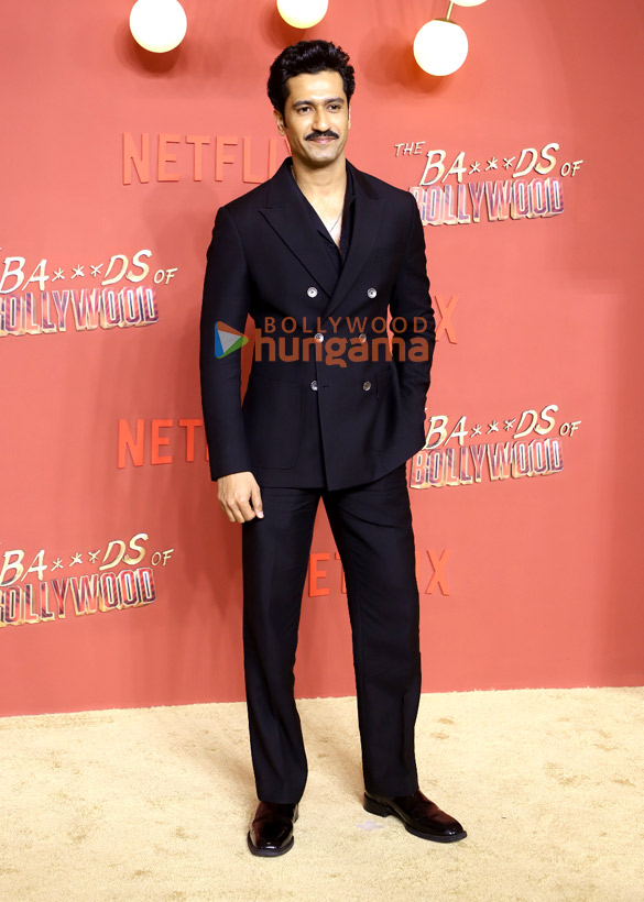 photos shah rukh khan kajol aryan khan ajay devgn sahher bambba shashank khaitan and others grace the premiere of the bads of bollywood 1123 54 657