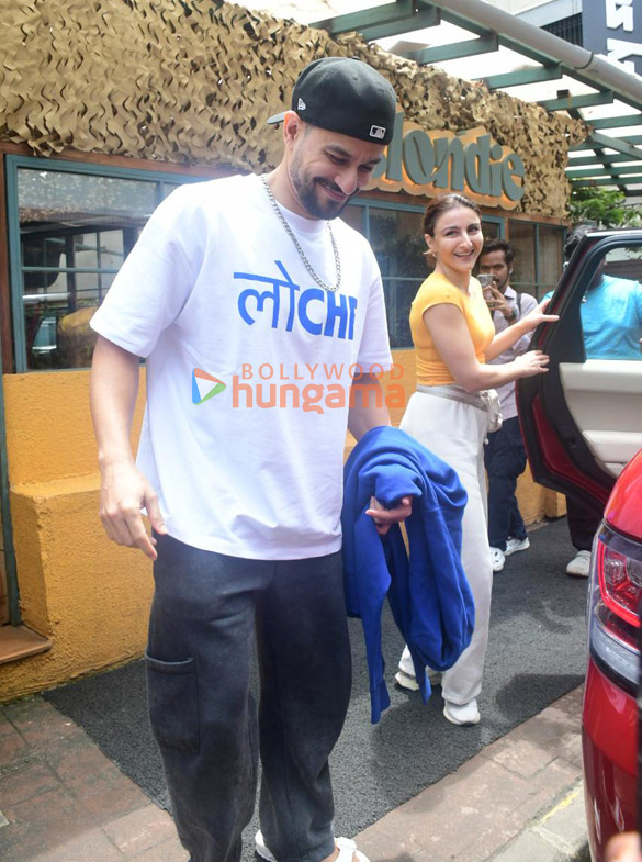 Photos: Soha Ali Khan and Kunal Kemmu spotted outside a café in Bandra