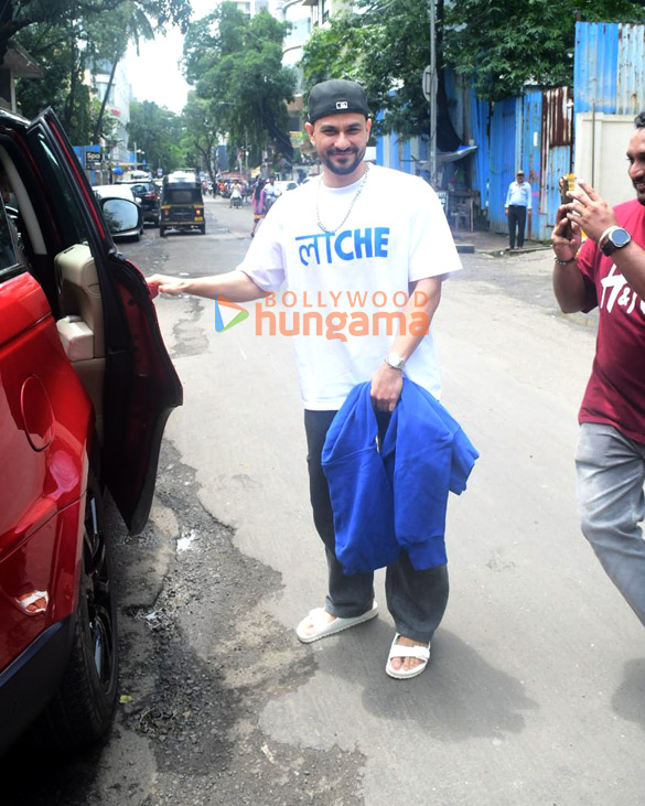 photos soha ali khan and kunal kemmu spotted outside a cafe in bandra 4