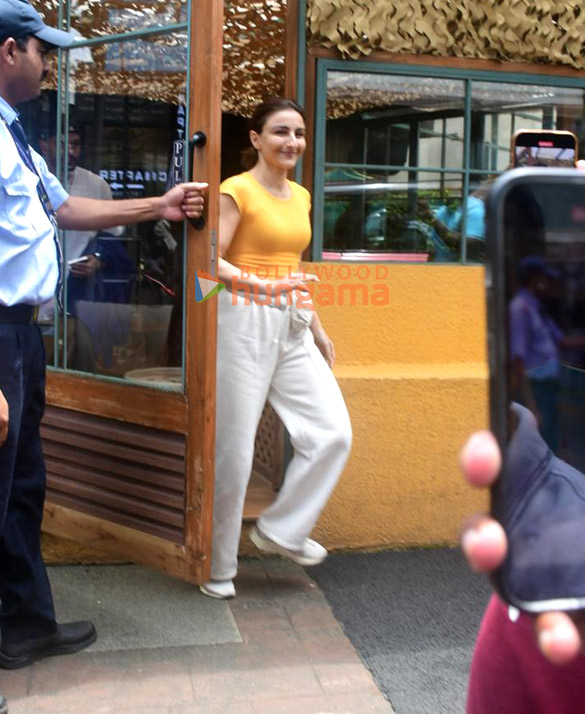 photos soha ali khan and kunal kemmu spotted outside a cafe in bandra 5