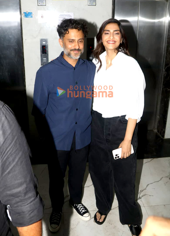 Photos: Sonam Kapoor Ahuja and Anand Ahuja snapped in Bandra Photos: Sonam Kapoor Ahuja and Anand Ahuja snapped in Bandra