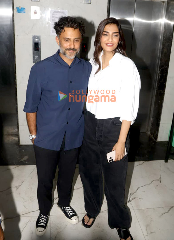 photos sonam kapoor ahuja and anand ahuja snapped in bandra 3 6