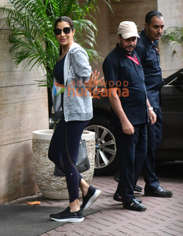Photos: Sophie Choudry snapped in Bandra Photos: Sophie Choudry snapped in Bandra