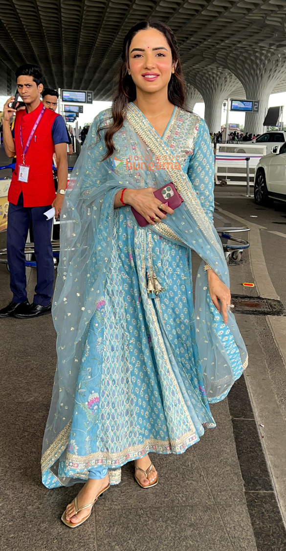 photos tamannaah bhatia mira rajput kapoor and jasmin bhasin snapped at the airport 3