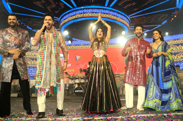 photos varun dhawan janhvi kapoor sanya malhotra rohit saraf and maniesh paul snapped promoting sunny sanskari ki tulsi kumari at falguni pathaks dandiya night 2