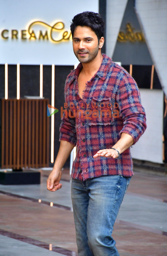 photos varun dhawan and maniesh paul snapped in andheri 2