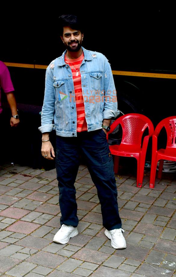 photos varun dhawan and maniesh paul snapped in andheri 6