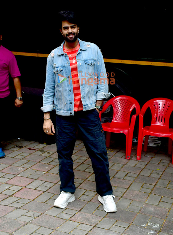 photos varun dhawan and maniesh paul snapped in andheri 7