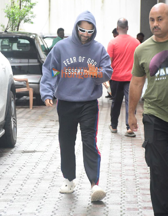 photos varun dhawan snapped at ramesh s tauranis office in khar 4
