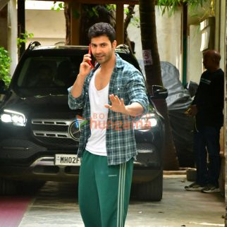 Photos: Varun Dhawan snapped in Juhu