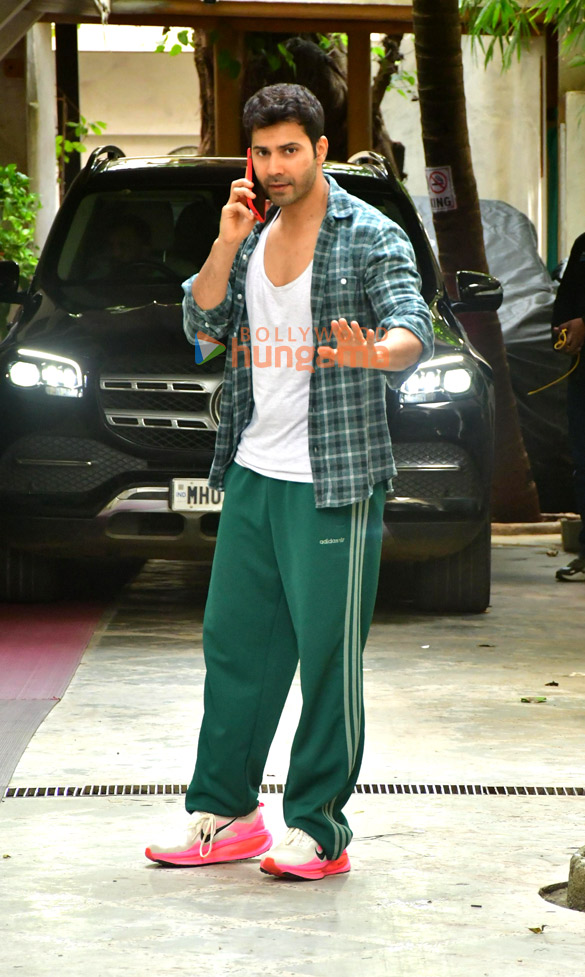 photos varun dhawan snapped in juhu 3 13