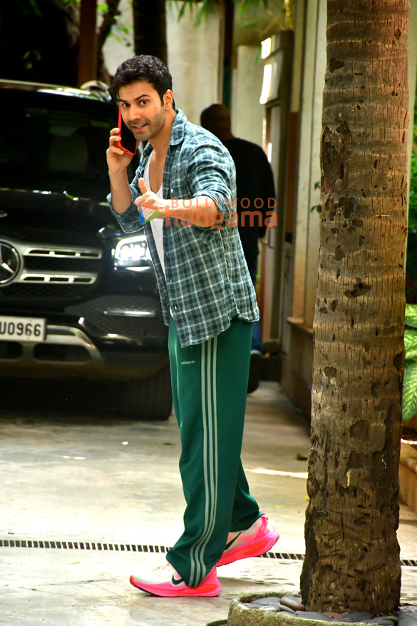 photos varun dhawan snapped in juhu 4 13