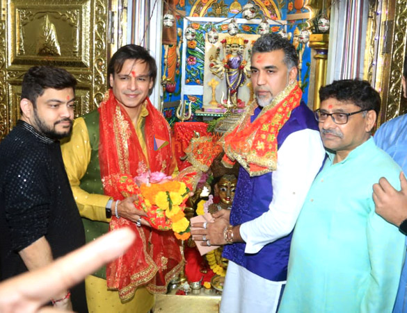 photos vivek oberoi visits at mumba devi temple to seek blessings 2