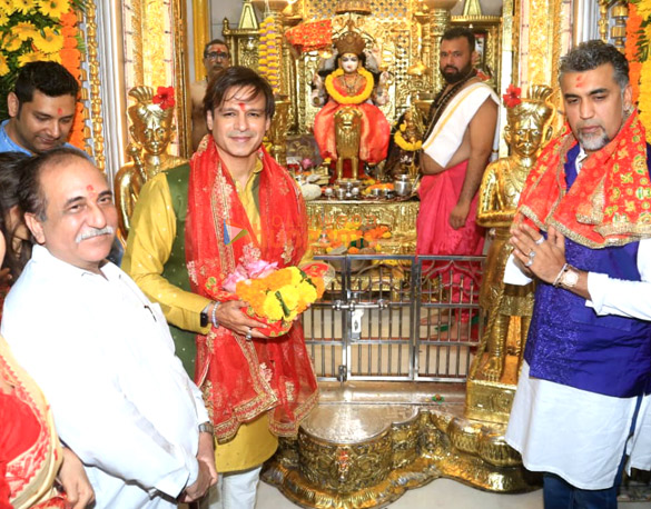 photos vivek oberoi visits at mumba devi temple to seek blessings 3