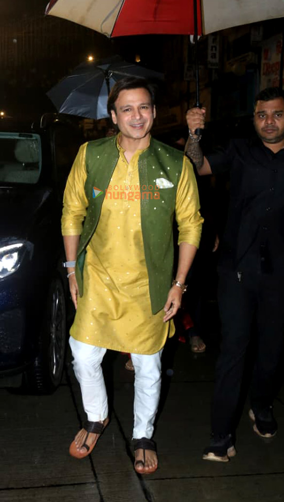 photos vivek oberoi visits at mumba devi temple to seek blessings 6