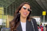 Sophie Choudry in a chirpy mood at the airport