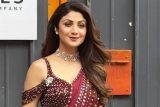 Shilpa Shetty stealing hearts in a gorgeous red saree