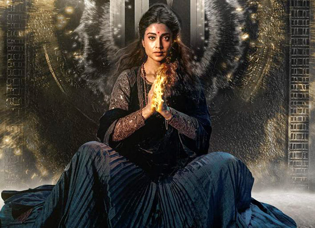 श्रिया सरन ने तेजा सज्जजा स्टारर मिराई में अंबिका की भूमिका निभाई; मेकर्स ग्रैंड रिलीज से पहले नए पोस्टर का अनावरण करते हैं