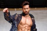 Our Baaghi aka Tiger Shroff flaunting his abs be like