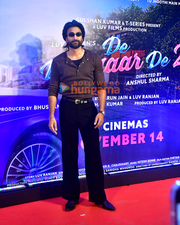 photos ajay devgn r madhavan rakul preet singh meezaan jafri and others grace the trailer launch of their film de de pyaar de 2 7