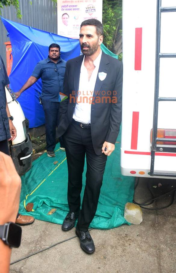 photos akshay kumar snapped in bandra 1