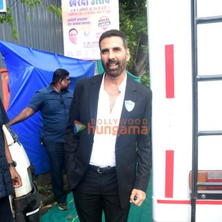 Photos: Akshay Kumar snapped in Bandra