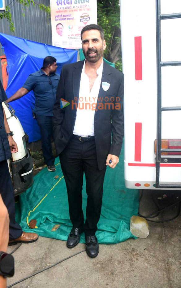 Photos: Akshay Kumar snapped in Bandra