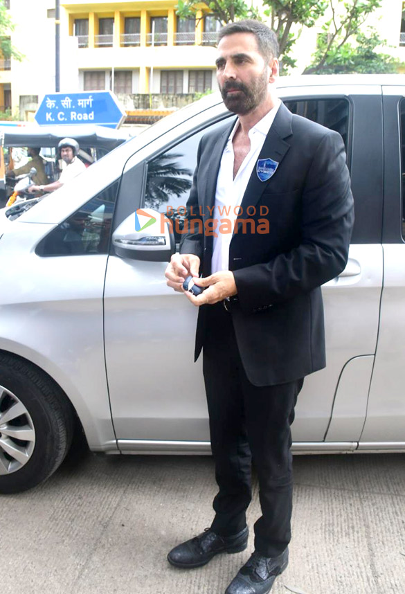 photos akshay kumar snapped in bandra 4