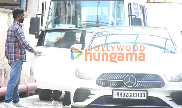 photos arbaaz khan and sshura khan snapped leaving hinduja hospital 2