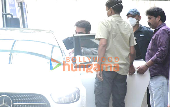 photos arbaaz khan and sshura khan snapped leaving hinduja hospital 4