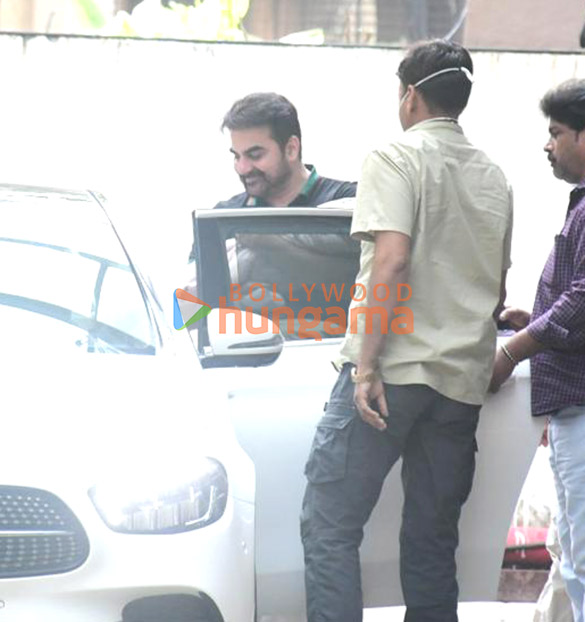 photos arbaaz khan and sshura khan snapped leaving hinduja hospital 5