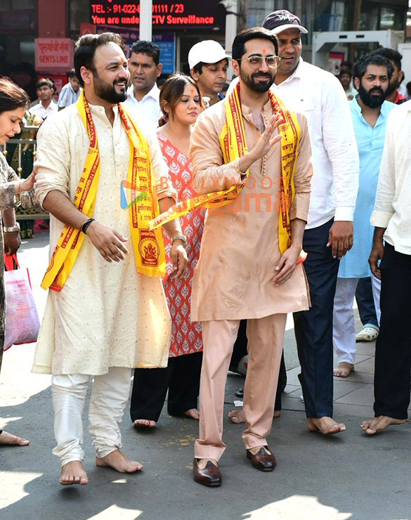 photos ayushmann khurrana amar kaushik seek blessings at siddhivinayak temple after release of thamma 1