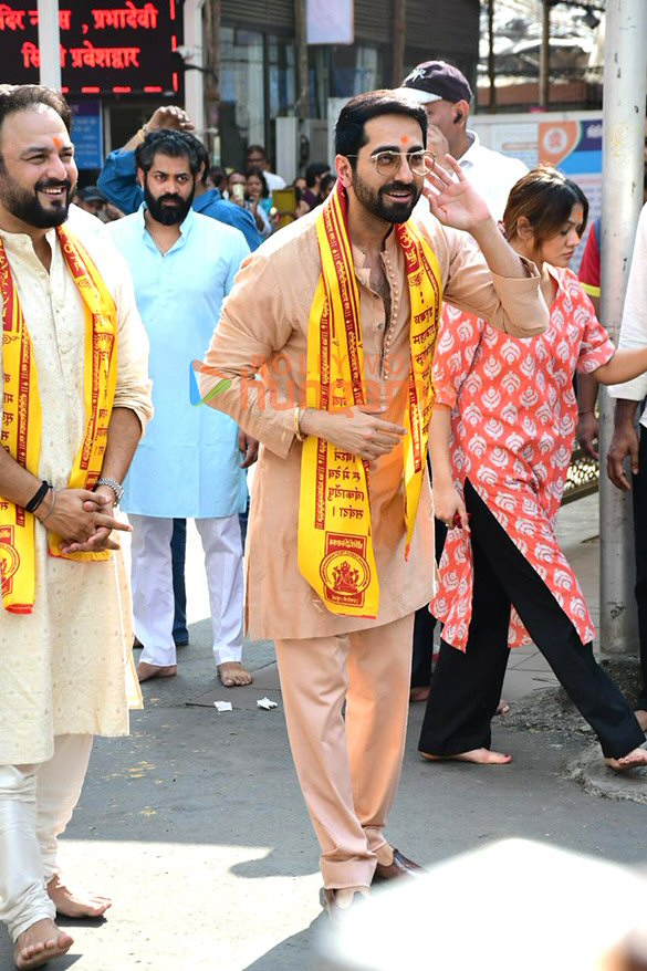 photos ayushmann khurrana amar kaushik seek blessings at siddhivinayak temple after release of thamma 4