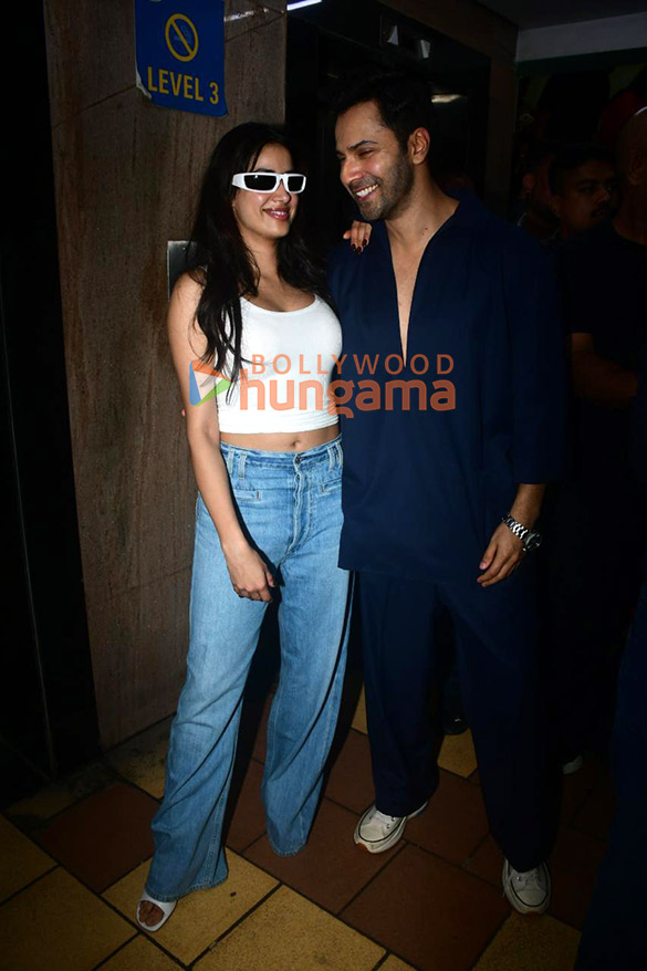 photos janhvi kapoor and varun dhawan snapped promoting sunny sanskari ki tulsi kumari in mulund 2