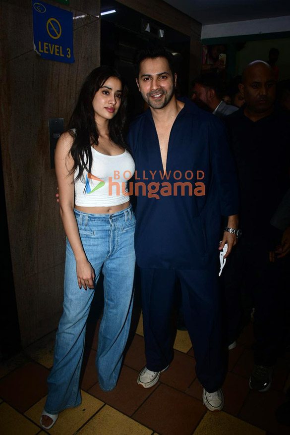 photos janhvi kapoor and varun dhawan snapped promoting sunny sanskari ki tulsi kumari in mulund 3