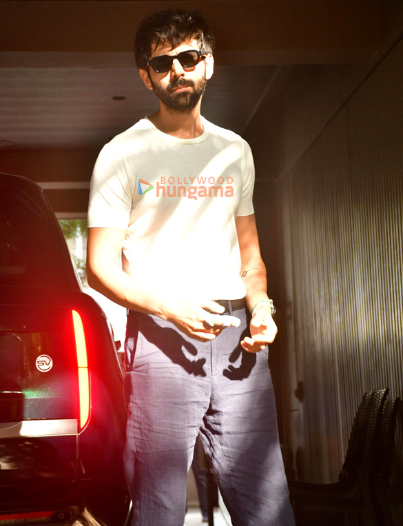 Photos: Kartik Aaryan and Karan Johar snapped in Juhu Photos: Kartik Aaryan and Karan Johar snapped in Juhu