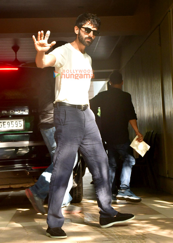 photos kartik aaryan and karan johar snapped in juhu 9
