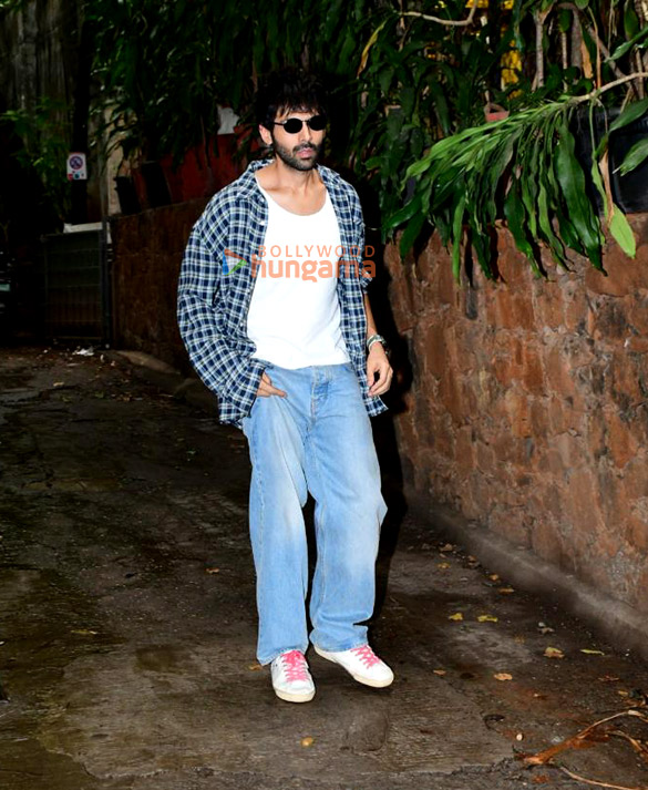 photos kartik aryan spotted at krome studio in bandra 1