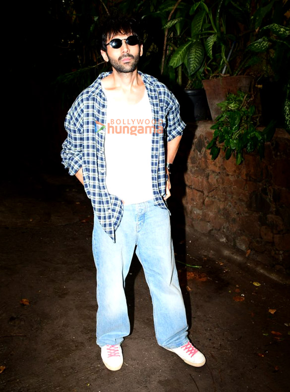 photos kartik aryan spotted at krome studio in bandra 4